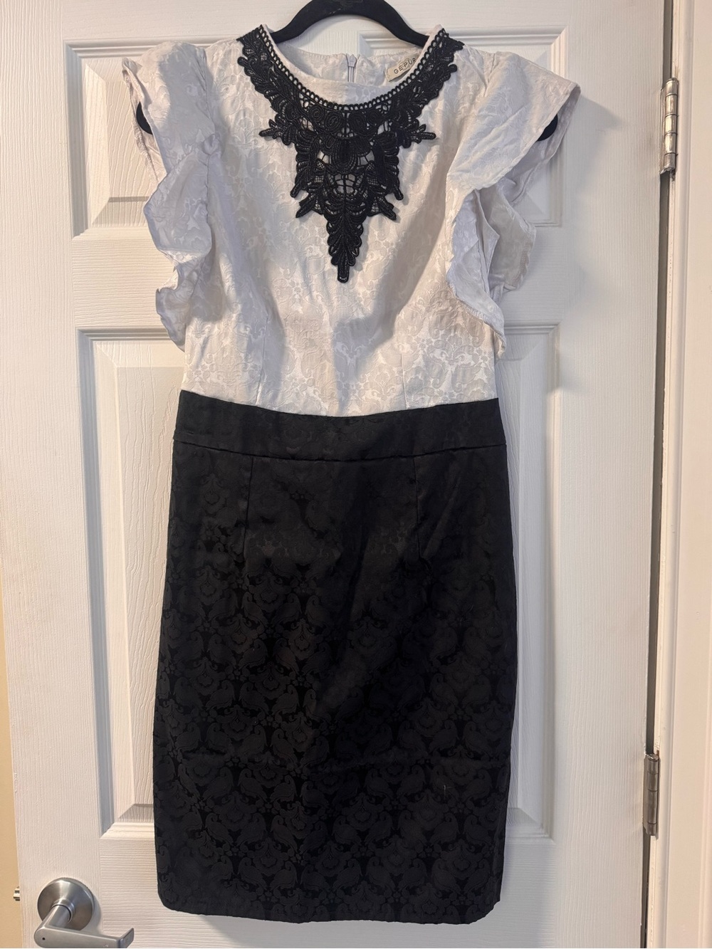 Pur Two-Tone Black and White Lace-Accent Pencil Skirt